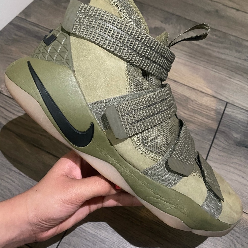 Lebron basketball shoes - Picture 3 of 4